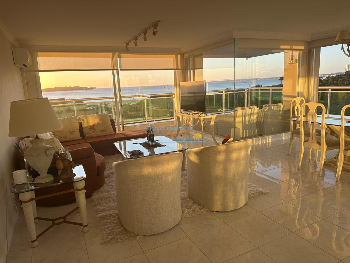 Apartamento en Alquiler temporal de 3 dormitorios en Coral Tower , Punta del este , Playa mansa  - PLA935A