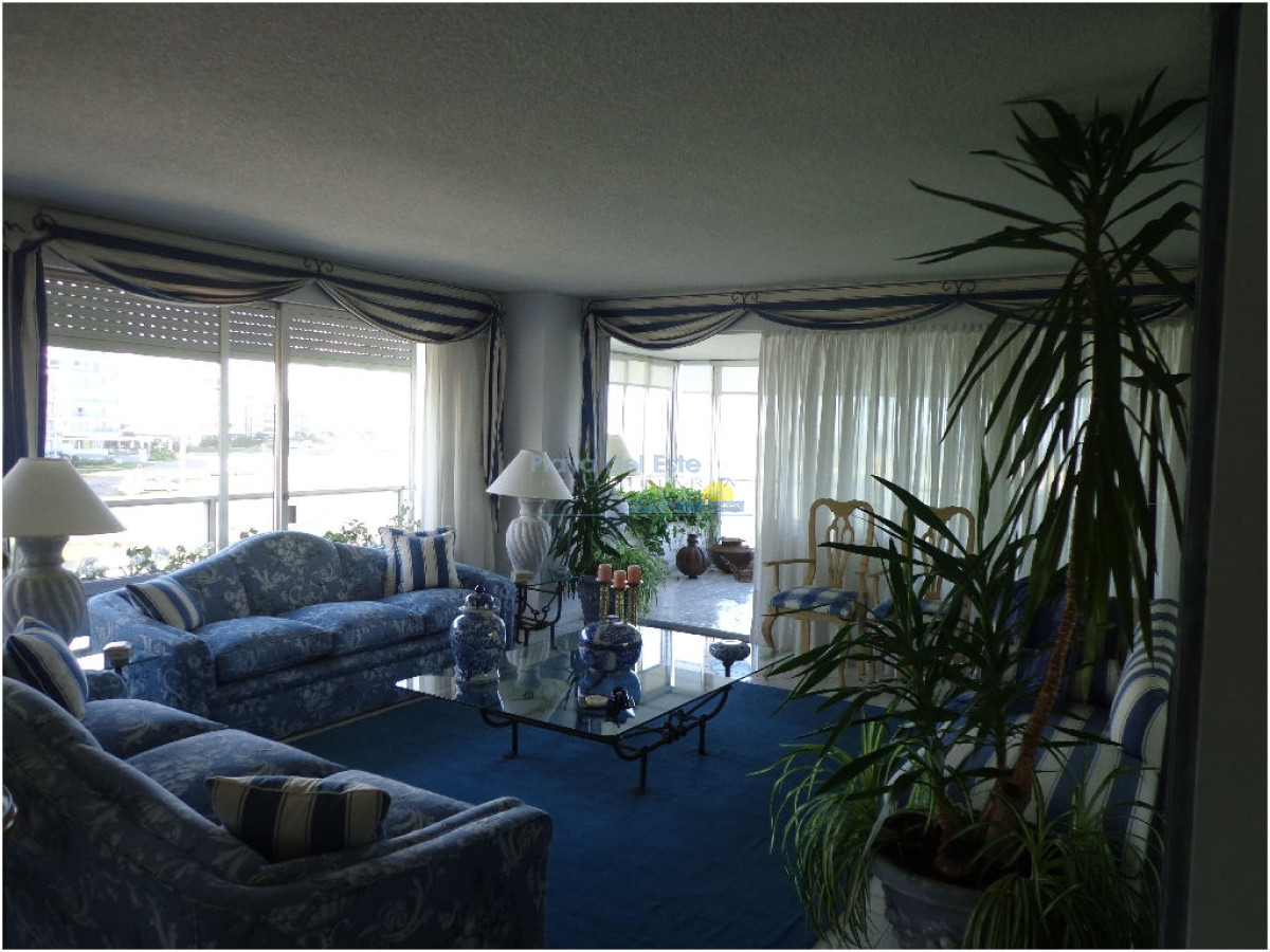 Apartamento de 3 dormitorios Frente al mar , Punta del este . Playa Brava  - PLA8114A