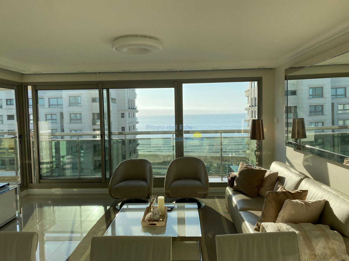 Apartamento en alquiler temporal de 3 dormitorios en Torre imperiale , Punta del este , Playa Brava  - PLA14183A