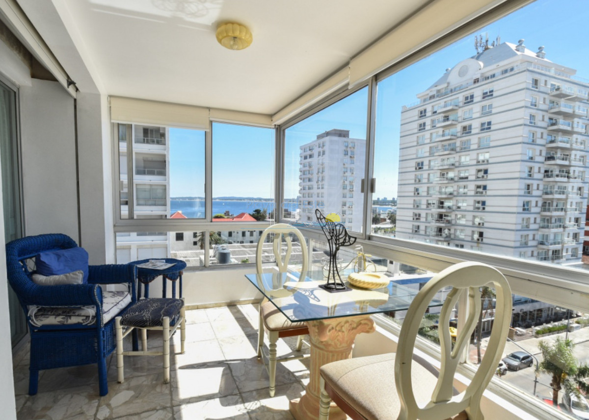 Apartamento en venta de 2 dormitorios . Reciclado con garage , Punta del este , Gorlero - Inmobiliaria Playa del Este