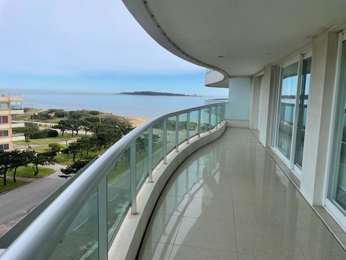 Apartamento en venta frente al mar en Punta del Este playa mansa