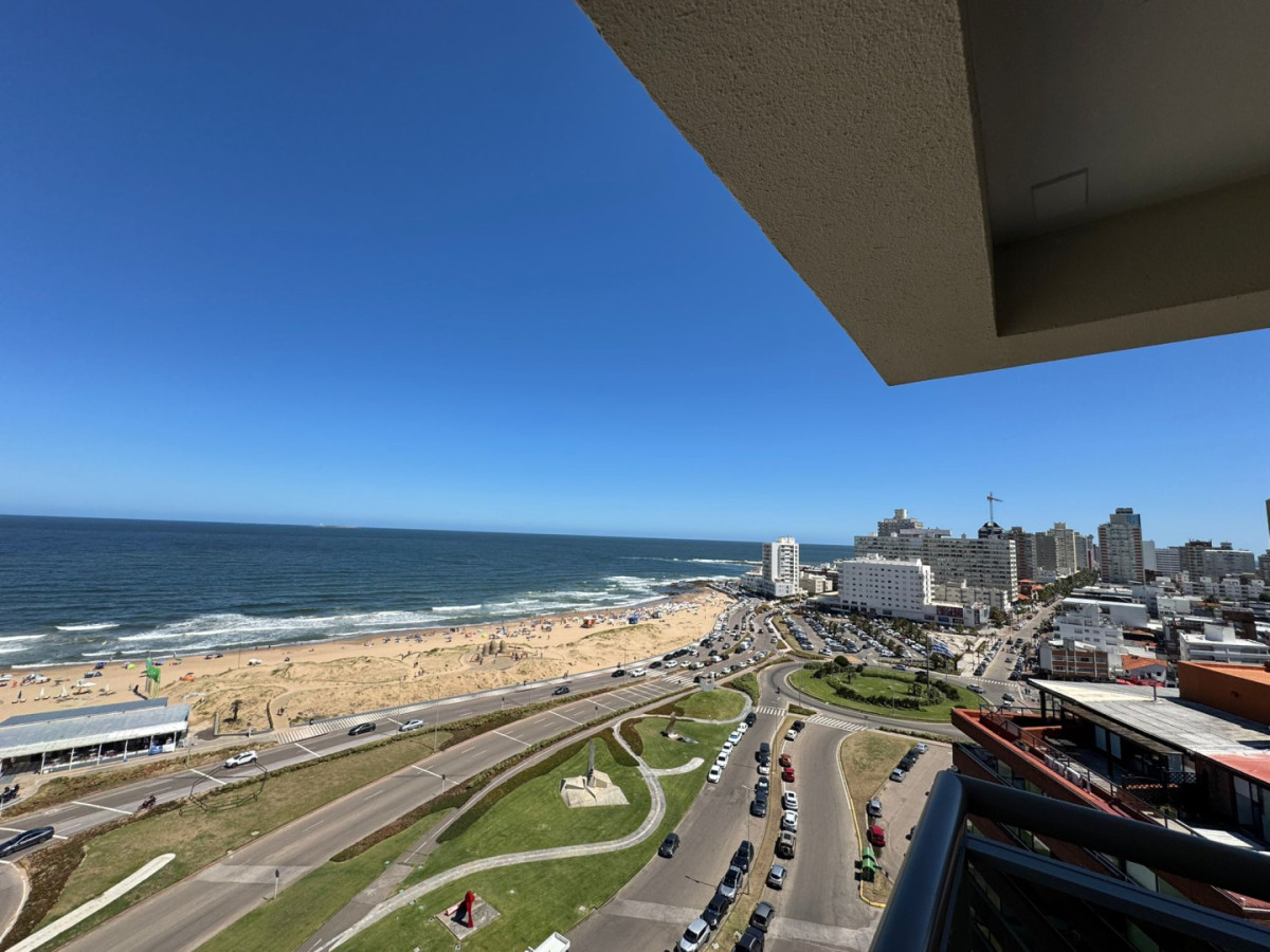 Apartamento en venta de 4 dormitorios  en Torre Imperiale , Punta del este , Playa brava a pasos del Shopping 