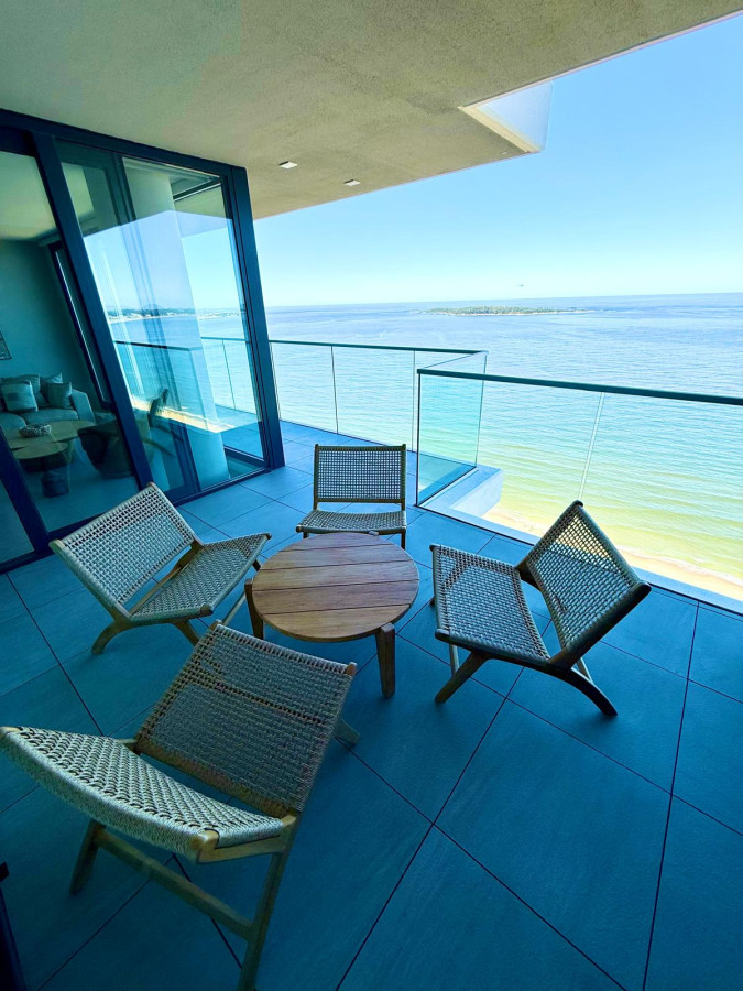 Apartamento en alquiler temporal de 3 dormitorios en Torre Venetian , Punta del este , Playa Mansa 