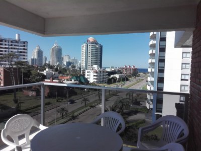 Apartamento en Venta de 2 dormitorios y medio en Punta del este , Playa Brava , Edificio Long Beach 