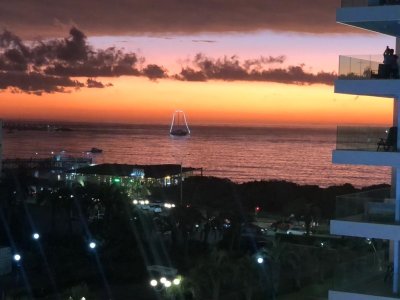 Apartamento en alquiler de 2 dormitorios en Playa Mansa , Season Tower , a pasos del mar 