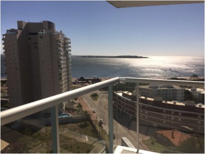 Piso alto con espectacular vista a la bahía.