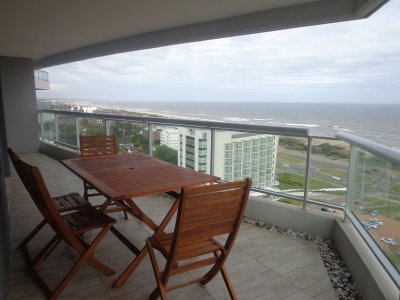 Unidad de 3 dormitorios y dependencia.
Cuenta con parrillero propio y terraza con vista al mar.

El edificio cuenta con todos los amenities.