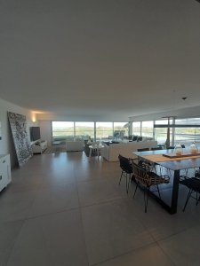 Amplio apartamento frente al mar en parada 30 playa brava, living comedor, 3 suitte y toilete, cocina con lavadero y dependencia de servicio
Todos los amenities, frente al mar 