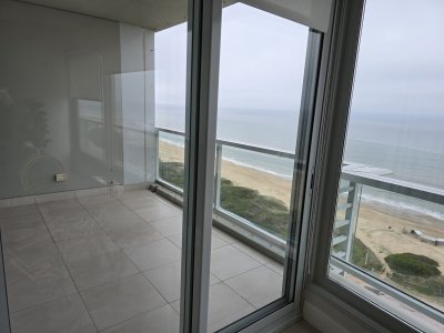 Piso alto en torre premiun de alta gama, planta pasante con vista al mar desde el frente y al bosque desde el contra frente.
Living comedor con baño social, balcón terraza, 2 dormitorios en suite, amplia cocina, lavadero, servicio con baño, garaje y los servicios 5 estrella que le ofrece la marca.