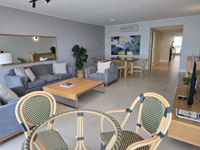 Piso alto en torre premiun de alta gama, planta pasante con vista al mar desde el frente y al bosque desde el contra frente.
Living comedor con baño social, balcón terraza, 2 dormitorios en suite, amplia cocina, lavadero, servicio con baño, garaje y los servicios 5 estrella que le ofrece la marca.