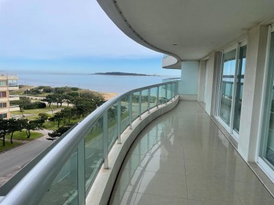 Apartamento en venta frente al mar en Punta del Este playa mansa