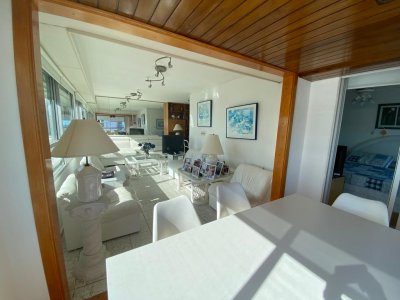 Plena Península a pasos de Av. Gorlero y rambla portuaria.