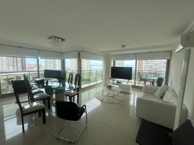 Apartamento en Alquiler temporal de 2 domritorios en Torre Imperiale , Punta del este , Playa brava 