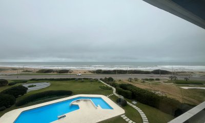 Apartamento en Venta de 3 dormitorios en Punta del este , Edificio Delfin , Vista al mar , Playa brava