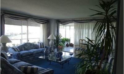 Apartamento de 3 dormitorios Frente al mar , Punta del este . Playa Brava