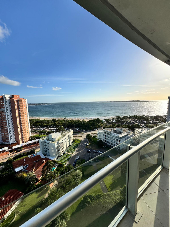 Apartamento de 3 Dormitorios en Alquiler a metros del Mar, Punta del Este Playa Mansa