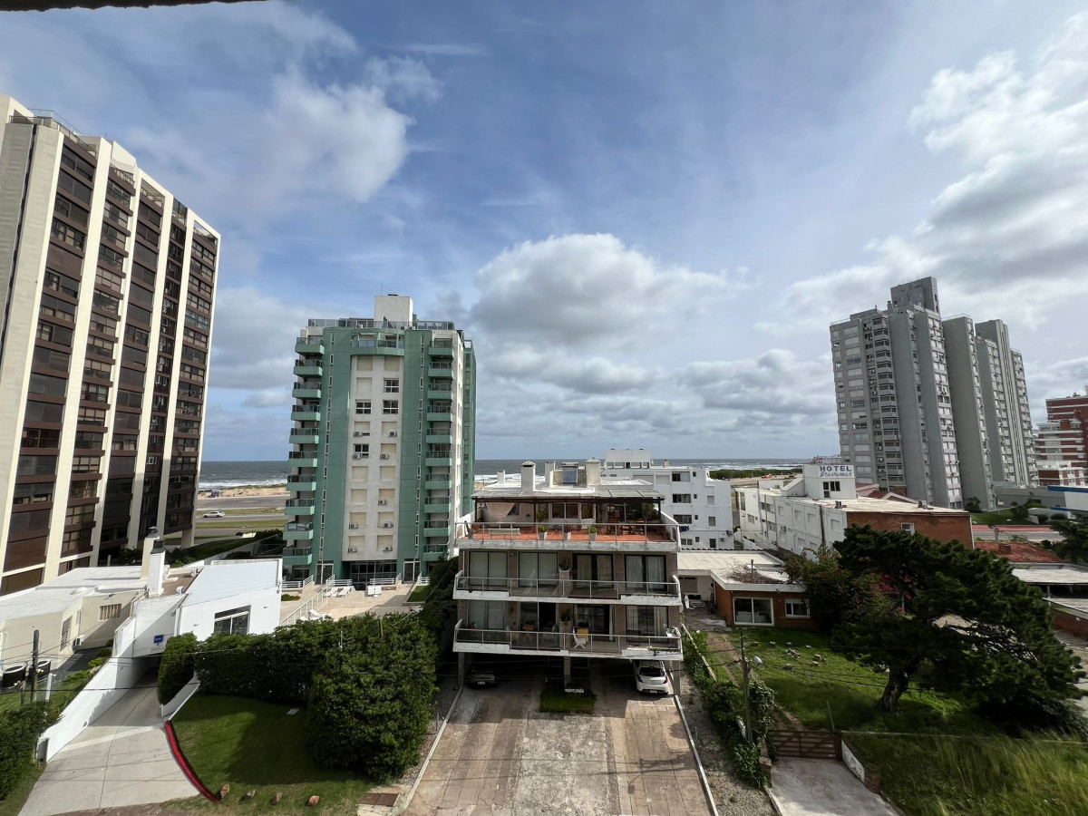 Apartamento de 2 Dormitorios a una Cuadra del Mar, Playa Brava Punta del Este