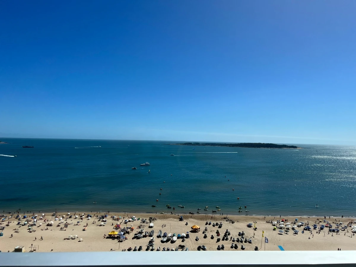 Apartamento en Venta de 3 Dormitorios en Playa Mansa , Punta del este , Vista al mar