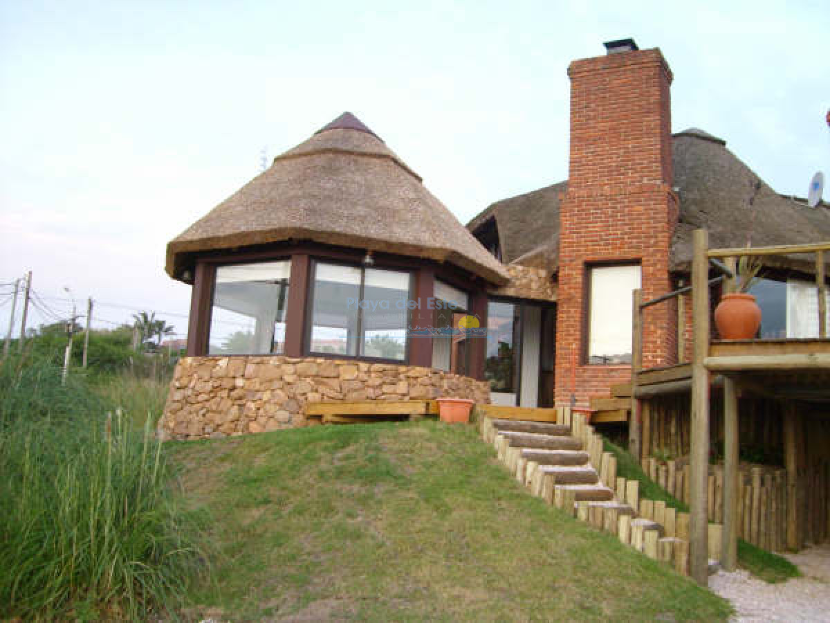 Casa de 4 Dormitorios en La Barra , Punta del este  - PLA11301C