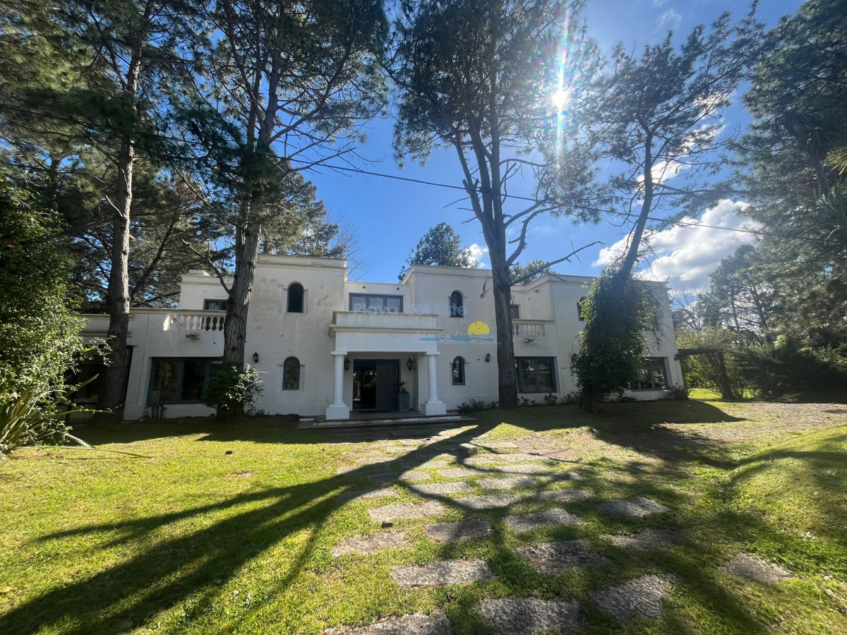 Casa en Alquiler de Temporada en Punta del este con gran capacidad  , a pasos de Playa Brava  - PLA14865C