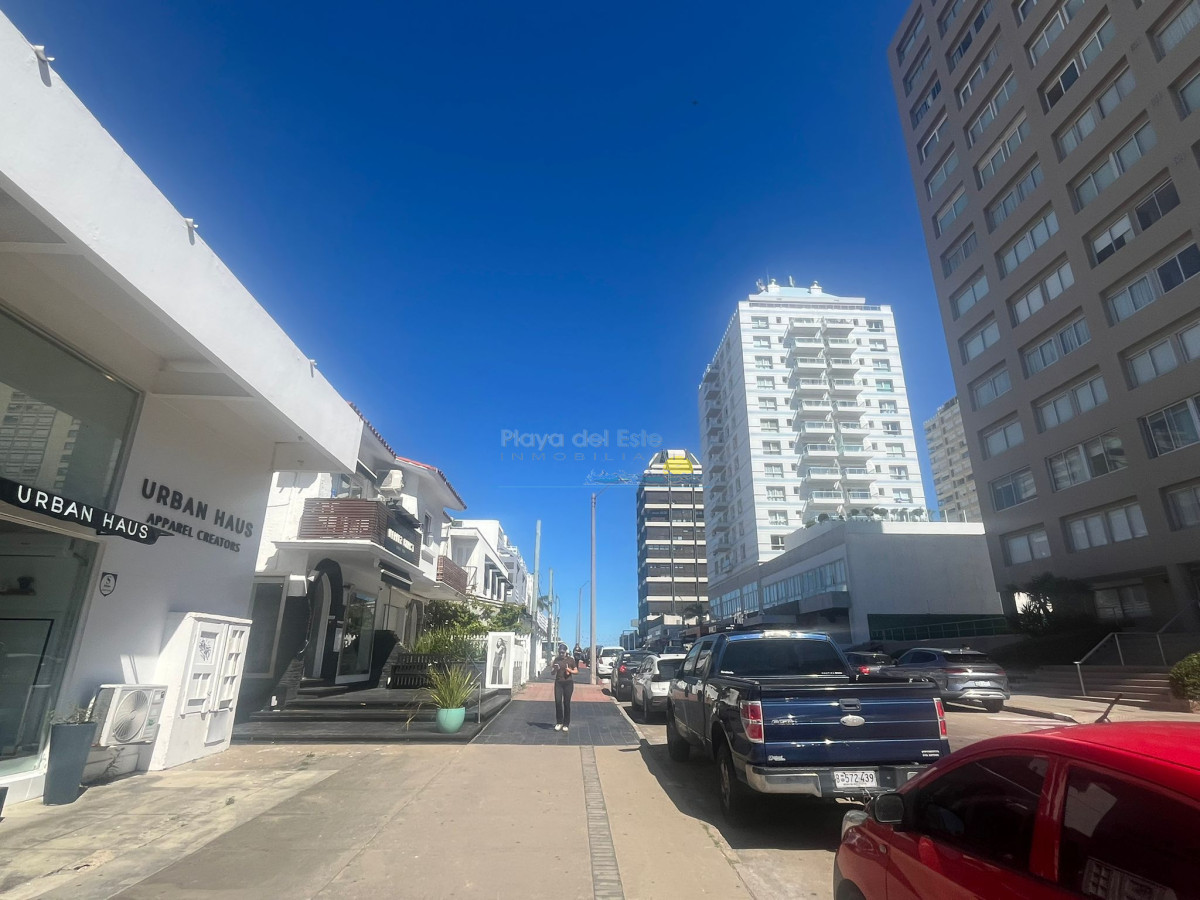 Casa en alquiler temporal de 3 dormitorios en Punta del este , Gorlero , Península  - PLA9456C