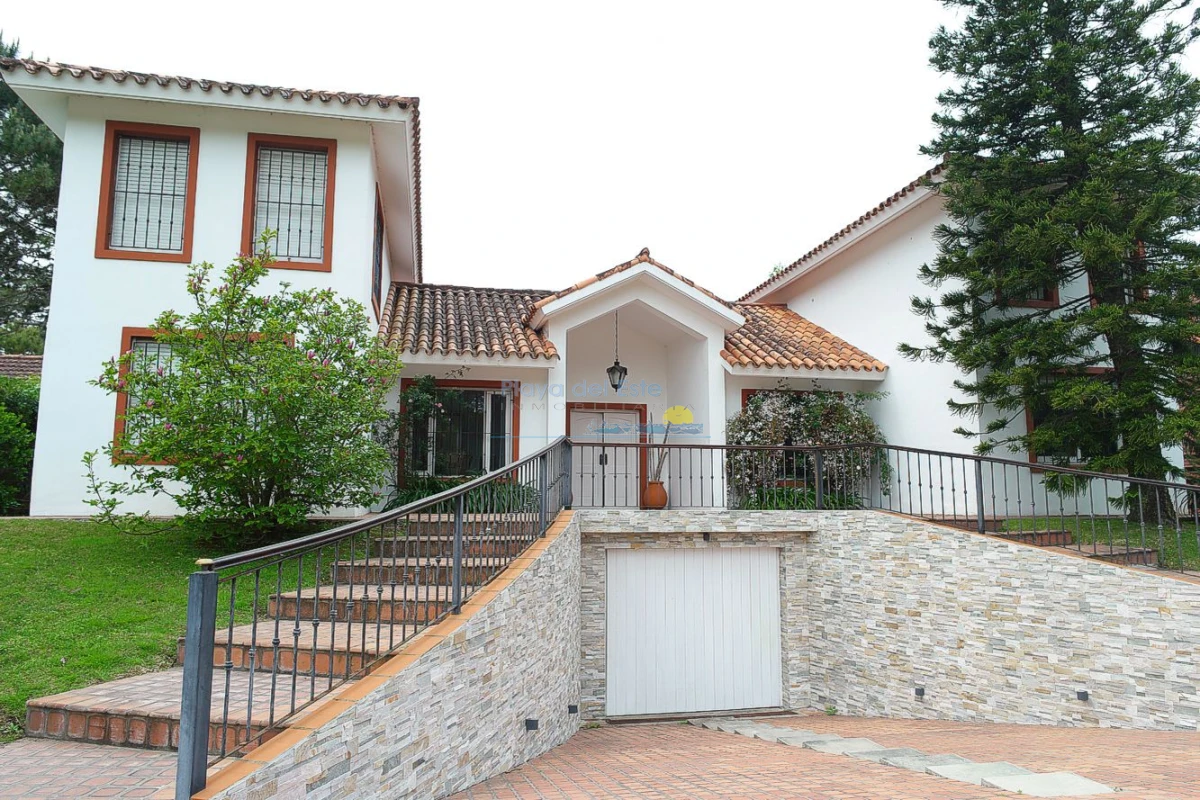 Casa en Alquiler de 4 dormitorios en Punta del este , San Rafael , Playa Brava a pasos del mar  - PLA9263C