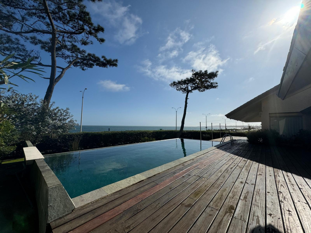 Casa en Playa Mansa de 4 Dormitorios con vista frente al mar , Punta del este , Pinares