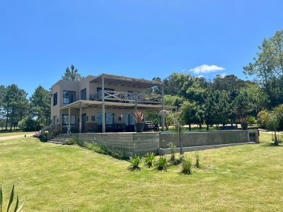 Manantiales moderna casa en alquiler 