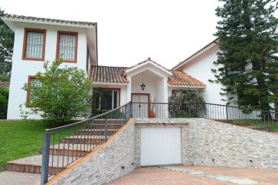 Casa en Alquiler de 4 dormitorios en Punta del este , San Rafael , Playa Brava a pasos del mar 