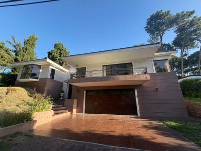 Casa en Alquiler anual Punta del este 3 dormitorios San Rafael , Parrillero , Piscina 