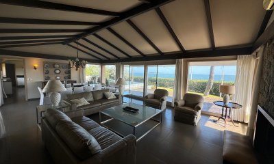 Excelente chalet sobre primera línea con vista  directa al mar