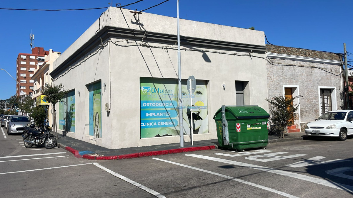 Local comercial con renta en pleno centro Maldonado  - PLA13564L
