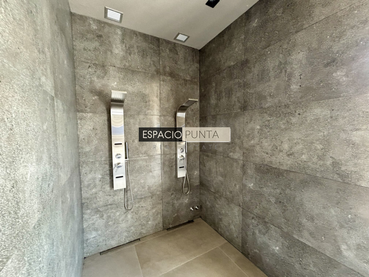 Apartamento ID.4696 - TORRES DEL ESTE | 2 dorm 2 baños desarrollo de lujo en Av. Chiverta, Punta del Este