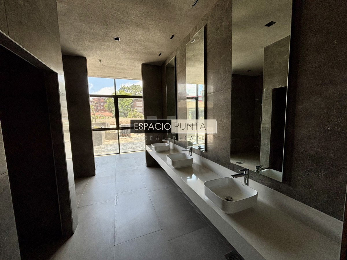 Apartamento ID.4696 - TORRES DEL ESTE | 2 dorm 2 baños desarrollo de lujo en Av. Chiverta, Punta del Este