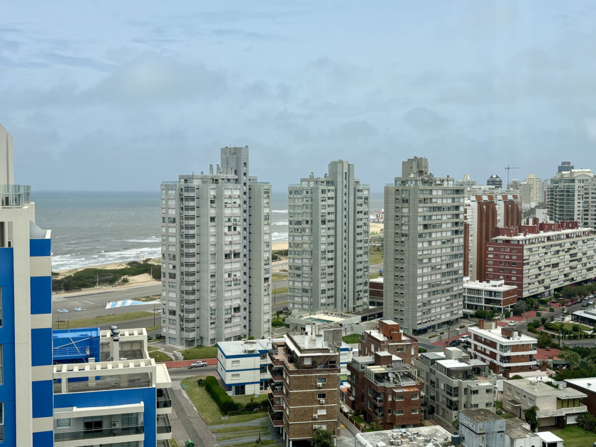 Apartamento ID.21098733 - Apartamento amplio de categoría con vista a Playa Mansa y Playa Brava