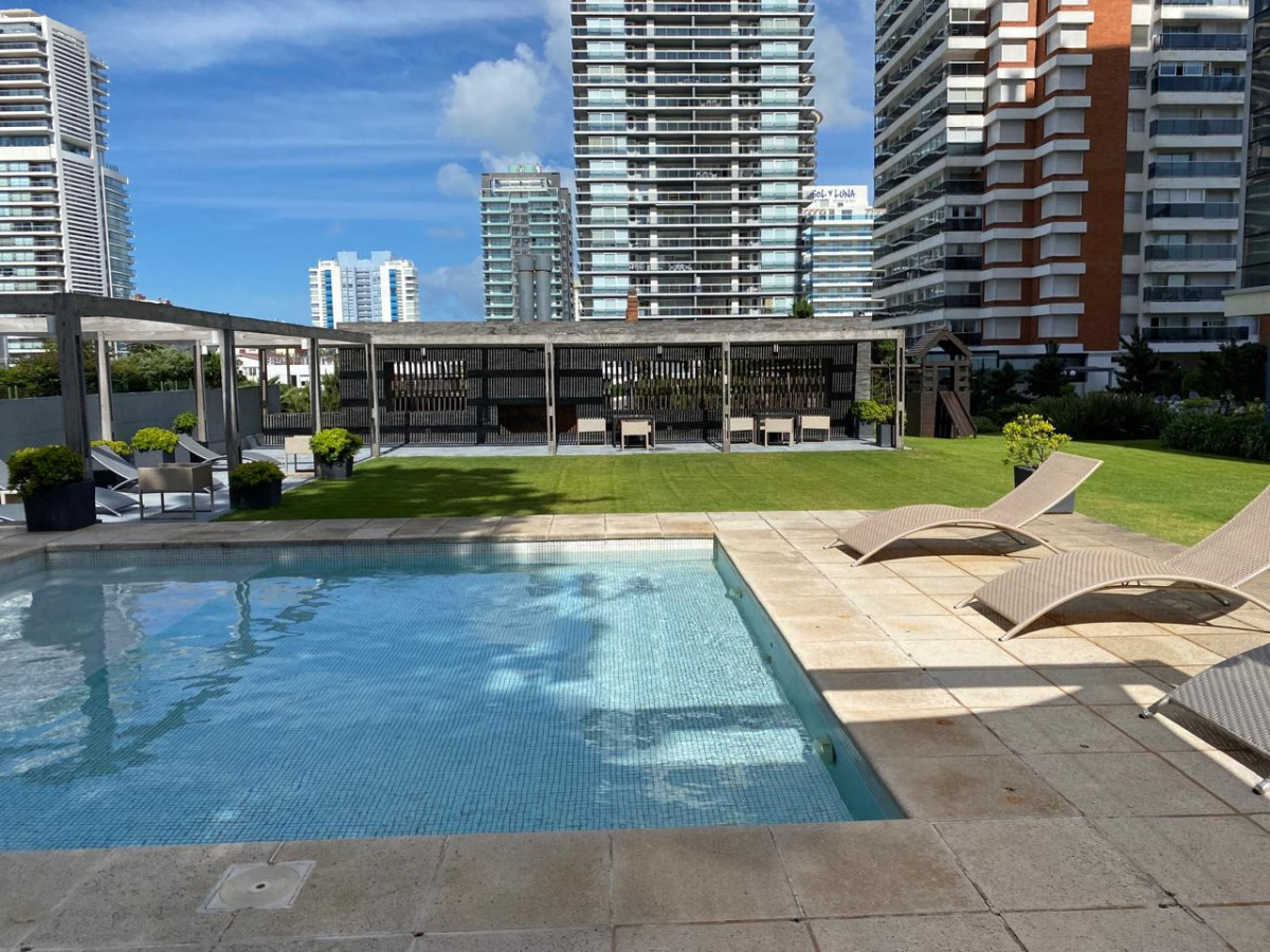 Apartamento ID.21098733 - Apartamento amplio de categoría con vista a Playa Mansa y Playa Brava