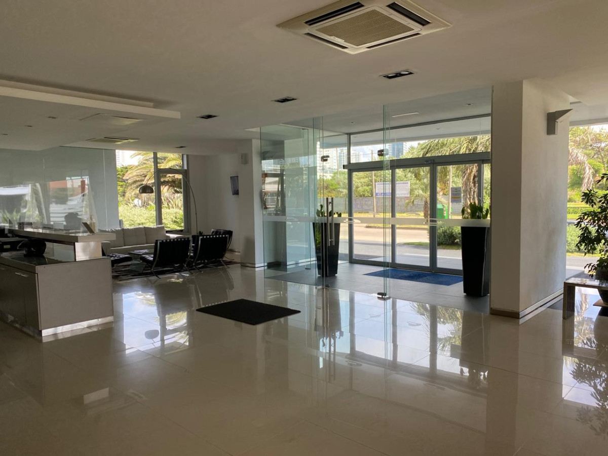 Apartamento ID.21098733 - Apartamento amplio de categoría con vista a Playa Mansa y Playa Brava