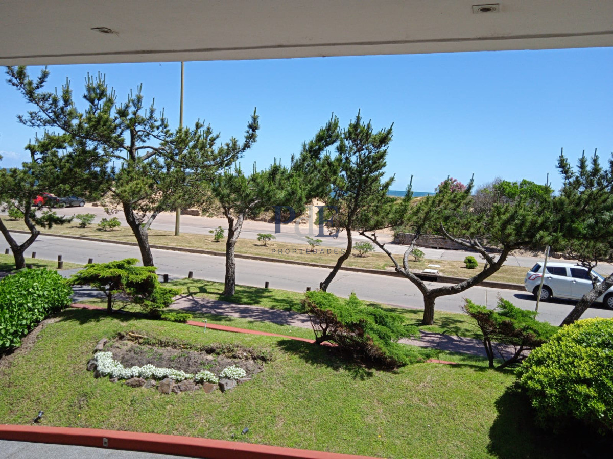 Apartamento pasante en venta en Playa Mansa