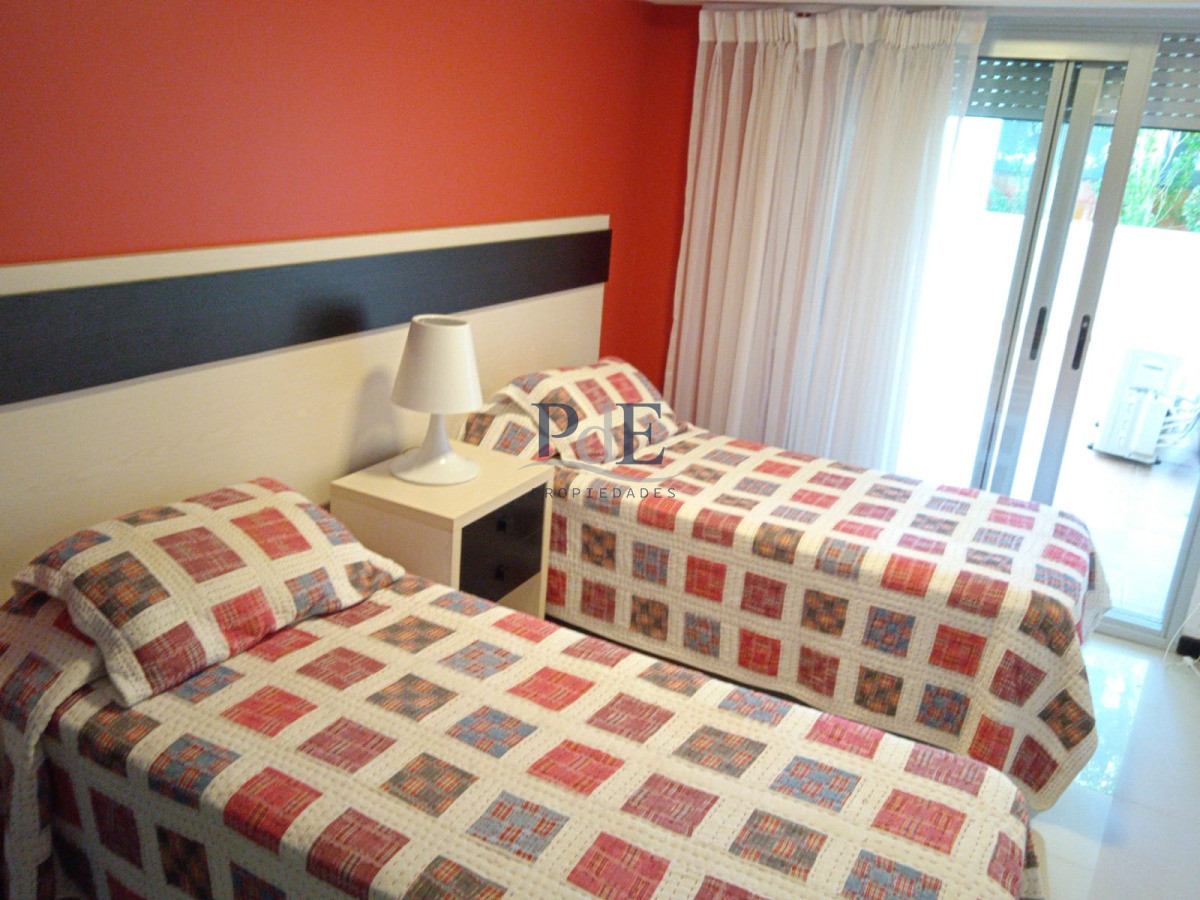 Apartamento pasante en venta en Playa Mansa - Imagen 2