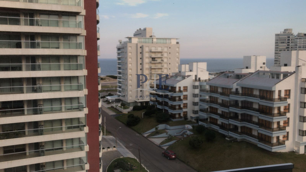 Playa Brava, apartamento 2 dormitorios con 2 baños con servicios 