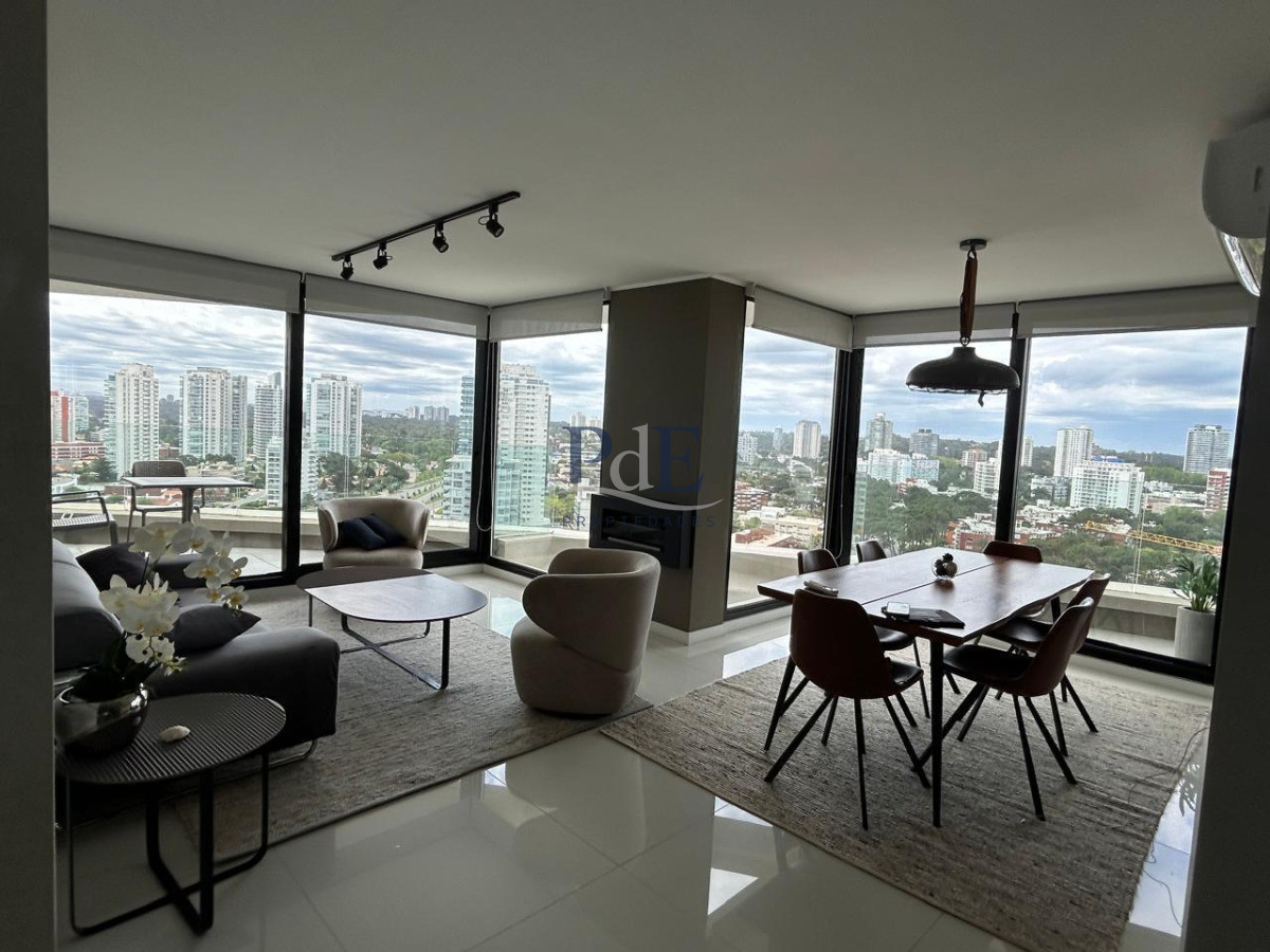 Piso alto con vista panorámica, Avenida Chiverta 3 dorm 3 baños más toilette. - Imagen 1