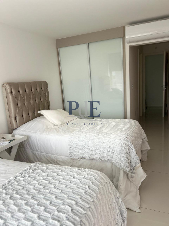 Piso alto con vista panorámica, Avenida Chiverta 3 dorm 3 baños más toilette. - Imagen 13