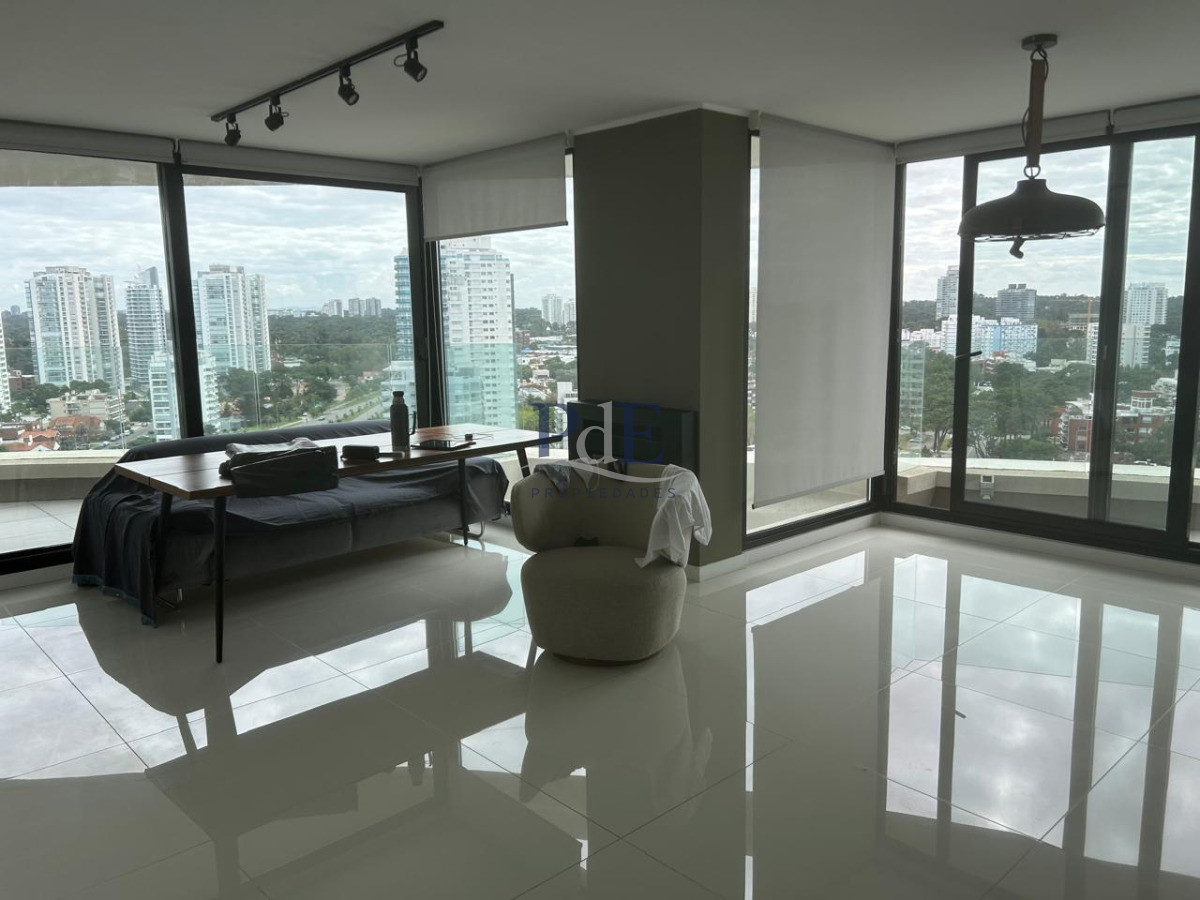 Piso alto con vista panorámica, Avenida Chiverta 3 dorm 3 baños más toilette. - Imagen 3