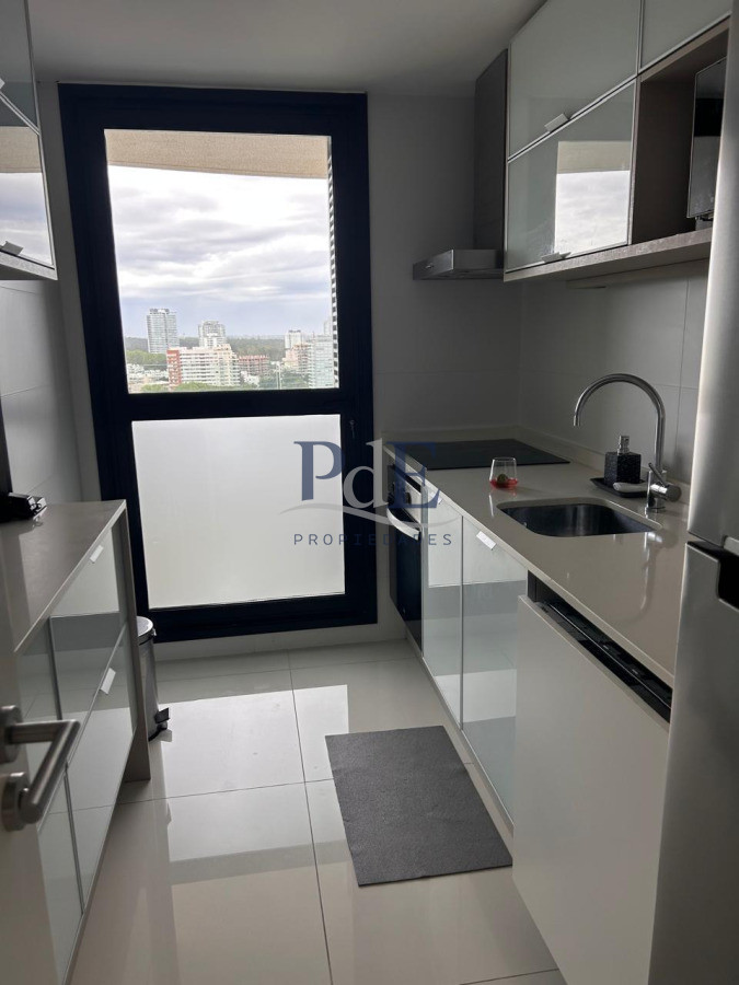 Piso alto con vista panorámica, Avenida Chiverta 3 dorm 3 baños más toilette. - Imagen 25