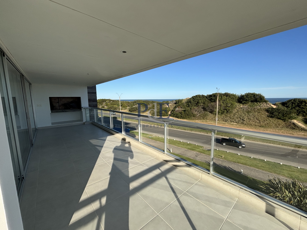 Importante apartamento frente al mar, primera línea. Playa Brava - Imagen 2