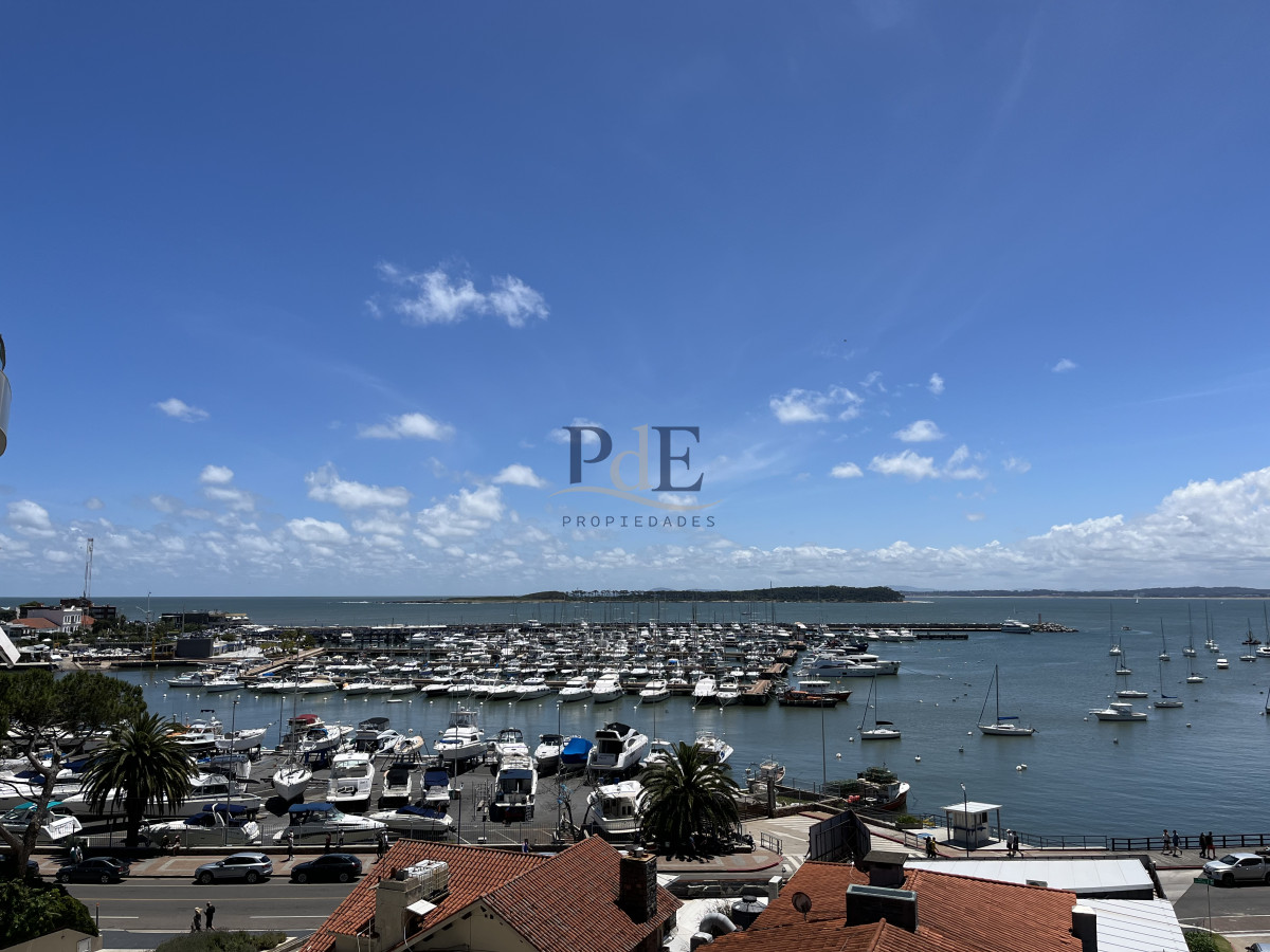 Alquiler - Apartamento Clásico con Vista al Puerto. Punta del Este.
