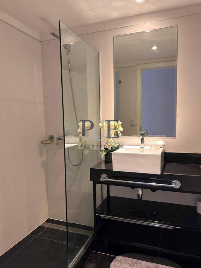 Piso alto con vista panorámica, Avenida Chiverta 3 dorm 3 baños más toilette. - Imagen 22