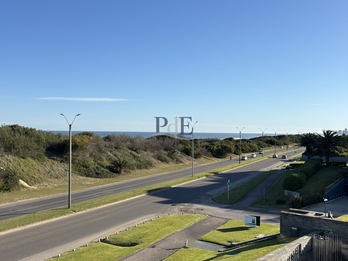 Importante apartamento frente al mar, primera línea. Playa Brava - Imagen 1