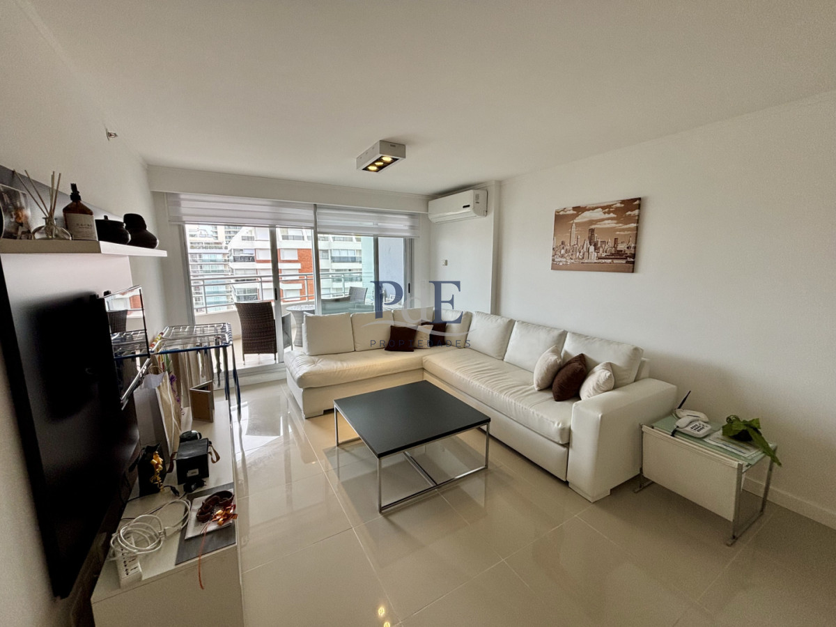 Apartamento amplio de categoría con vista a Playa Mansa y Playa Brava