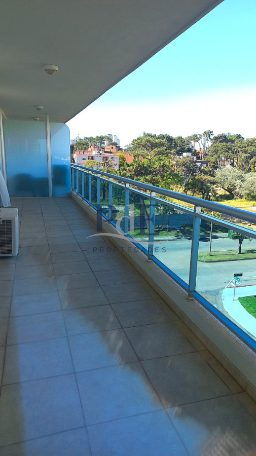 Apartamento sobre Avenida Chiverta 2 dormitorios y 2 baños. Punta del Este - Imagen 3